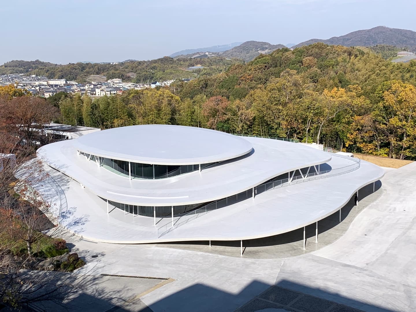妹島和世の最新作。大阪芸術大学アートサイエンス学科の新校舎が竣工|MAGAZINE 美術手帖 妹島和世の最新作。大阪芸術大学アートサイエンス学科の新校舎が竣工|MAGAZINE 美術手帖